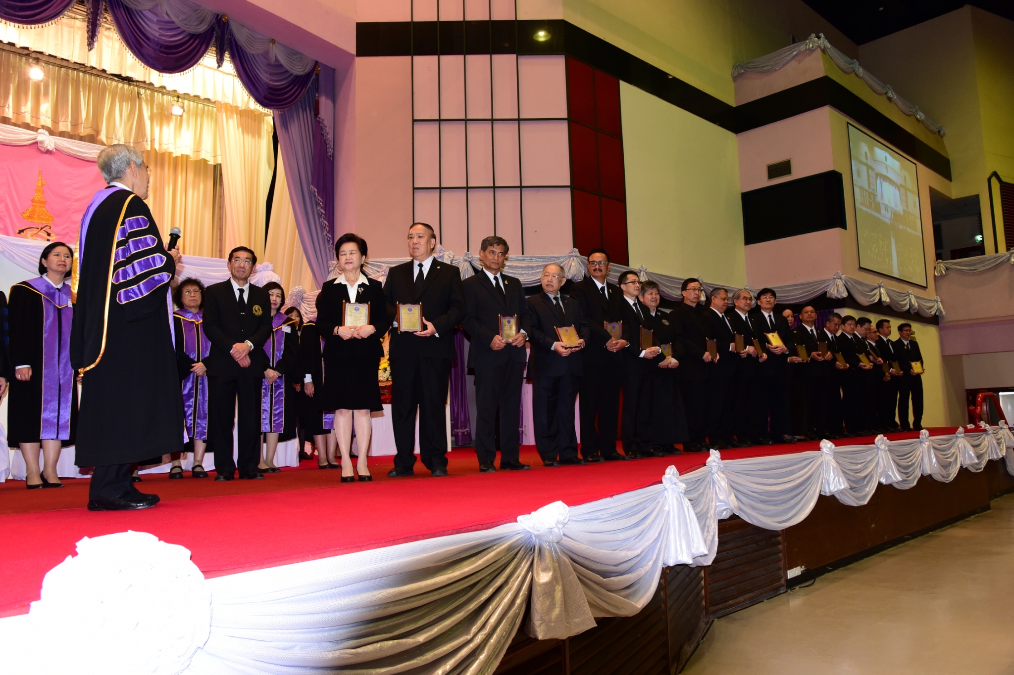 พิธีประกาศเกียรติคุณ รับมอบโล่เชิดชูเกียรติ และการแสดงความยินดีแก่นักศึกษาเก่าดีเด่นมหาวิทยาลัยเชียงใหม่