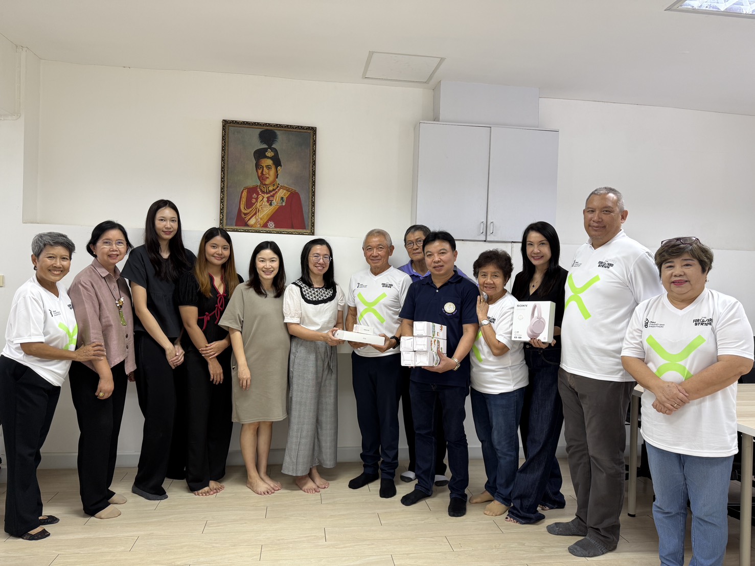 ร่วมส่งมอบของอภินันทนาการให้แก่ สำนักพัฒนาคุณภาพการศึกษา มหาวิทยาลัยเชียงใหม่