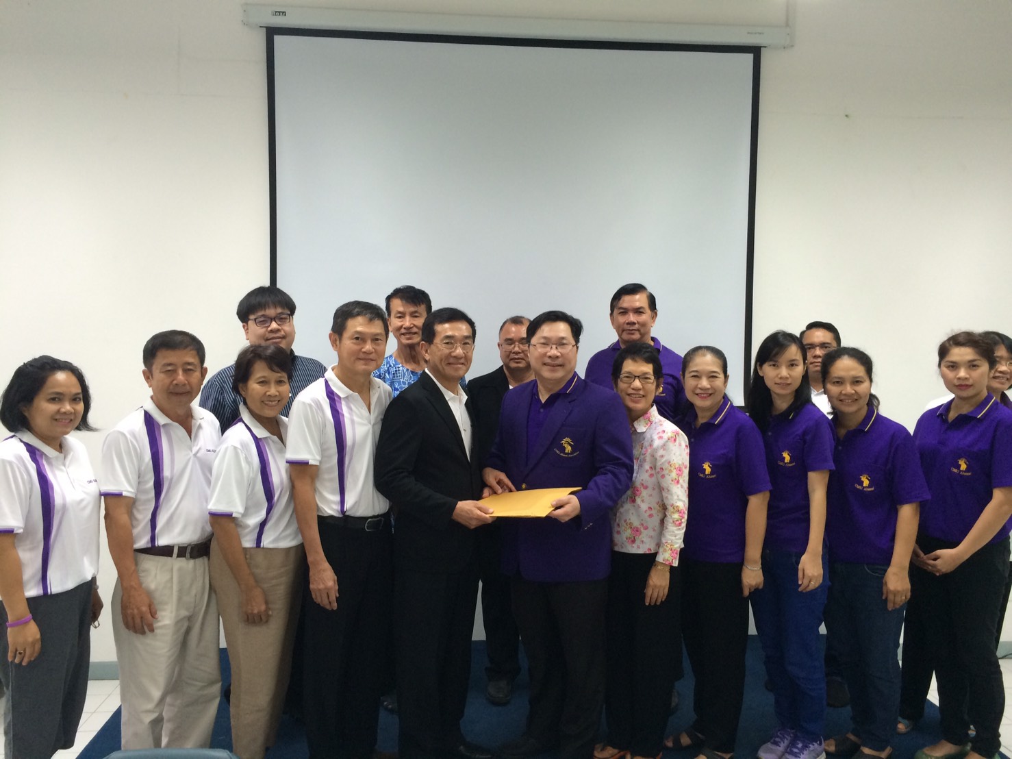 คณะกรรมการบริหารสมาคมนักศึกษาเก่ามหาวิทยาลัยเชียงใหม่ ชุดเดิม ส่งมอบงานให้คณะกรรมการบริหารสมาคมนักศึกษาเก่ามหาวิทยาลัยเชียงใหม่ ชุดใหม่